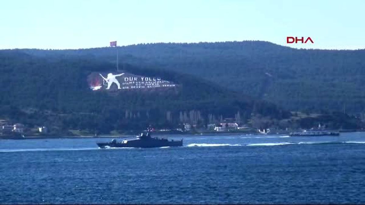 Çanakkale\' de Askeri Gemilerden Resmigeçit Provası