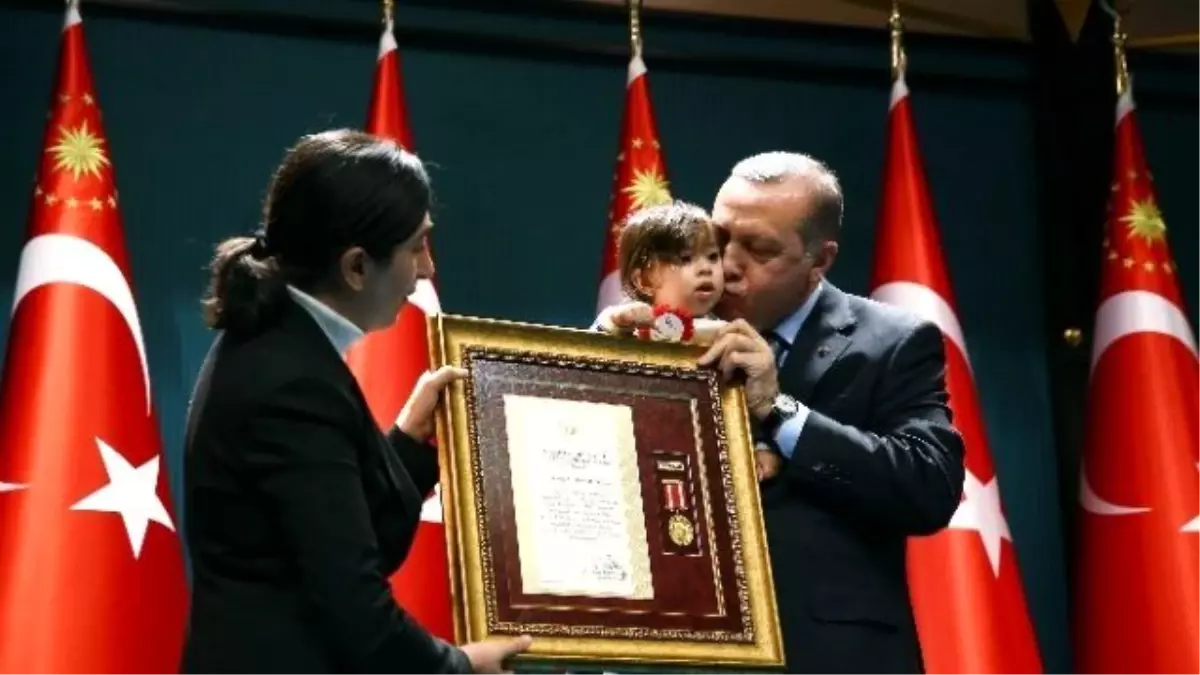 Cumhurbaşkanlığı Külliyesi\'nde Devlet Övünç Madalyası Tevcih Töreni