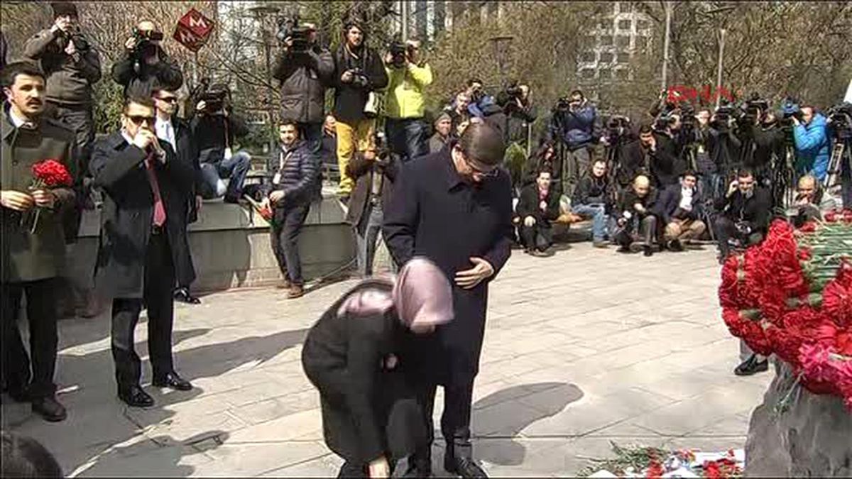 Davutoğlu Ankara Kızılay\'daki Bombalı Saldırının Olduğu Yere Karanfil Bıraktı