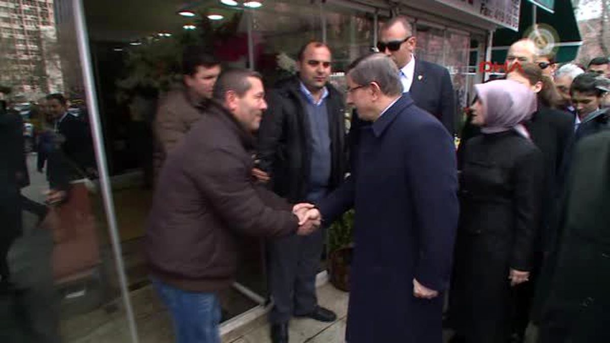 Davutoğlu Ankara Kızılay\'daki Bombalı Saldırının Olduğu Yere Karanfil Bıraktı-ek