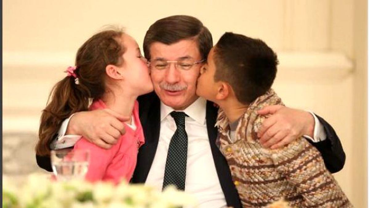 Davutoğlu\'ndan, \'Şehitlerimizin Emanetleri\' Notlu Fotoğraf