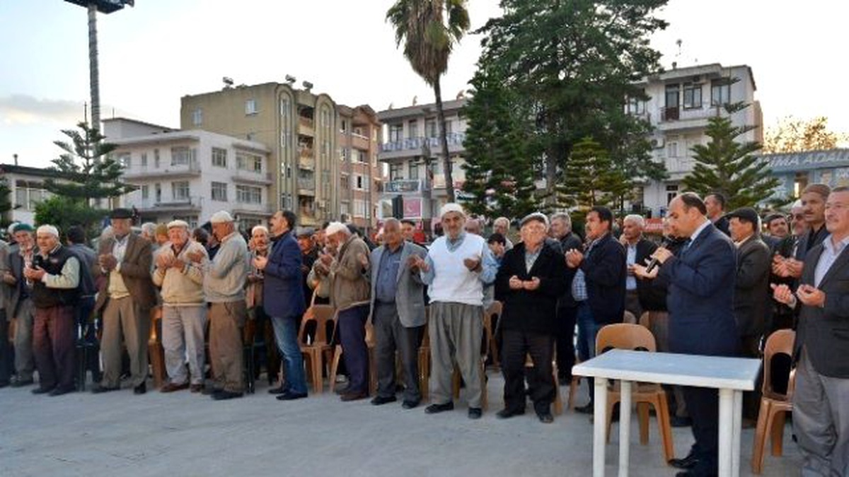 Demre\'de Umre Yolcuları Dualarla Uğurlandı