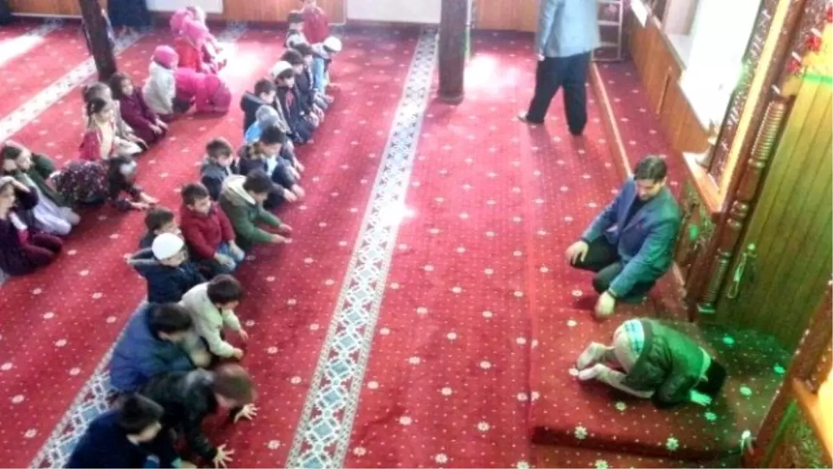 Devrekli Minikler Camide Ezan Okuyup Namaz Kıldılar