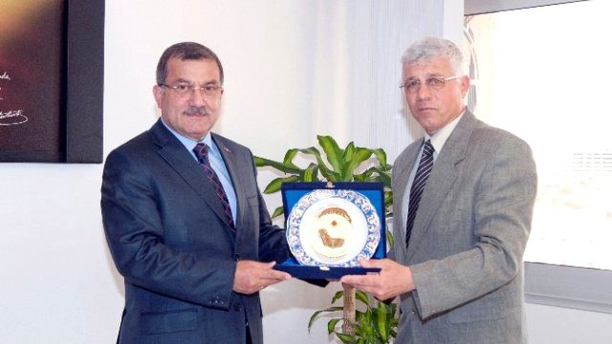Emekli Olan İzmir\'in \'Önder Abisi\'ne Emniyet Müdüründen Teşekkür Belgesi