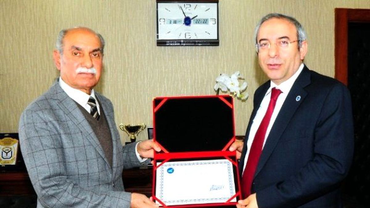 Gazeteci Şahinbaş 53 Yılık Arşivini Bağışladı