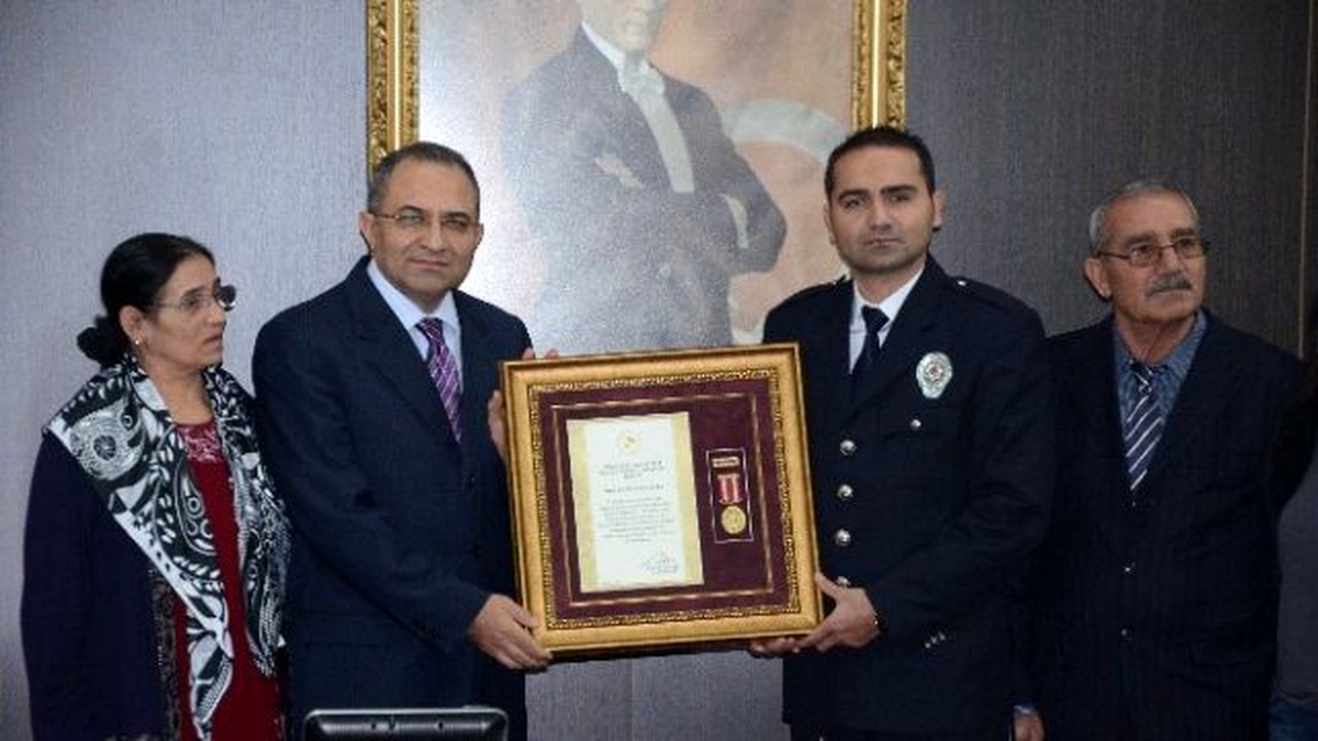 Gazi Polise Devlet Övünç Madalyası Verildi