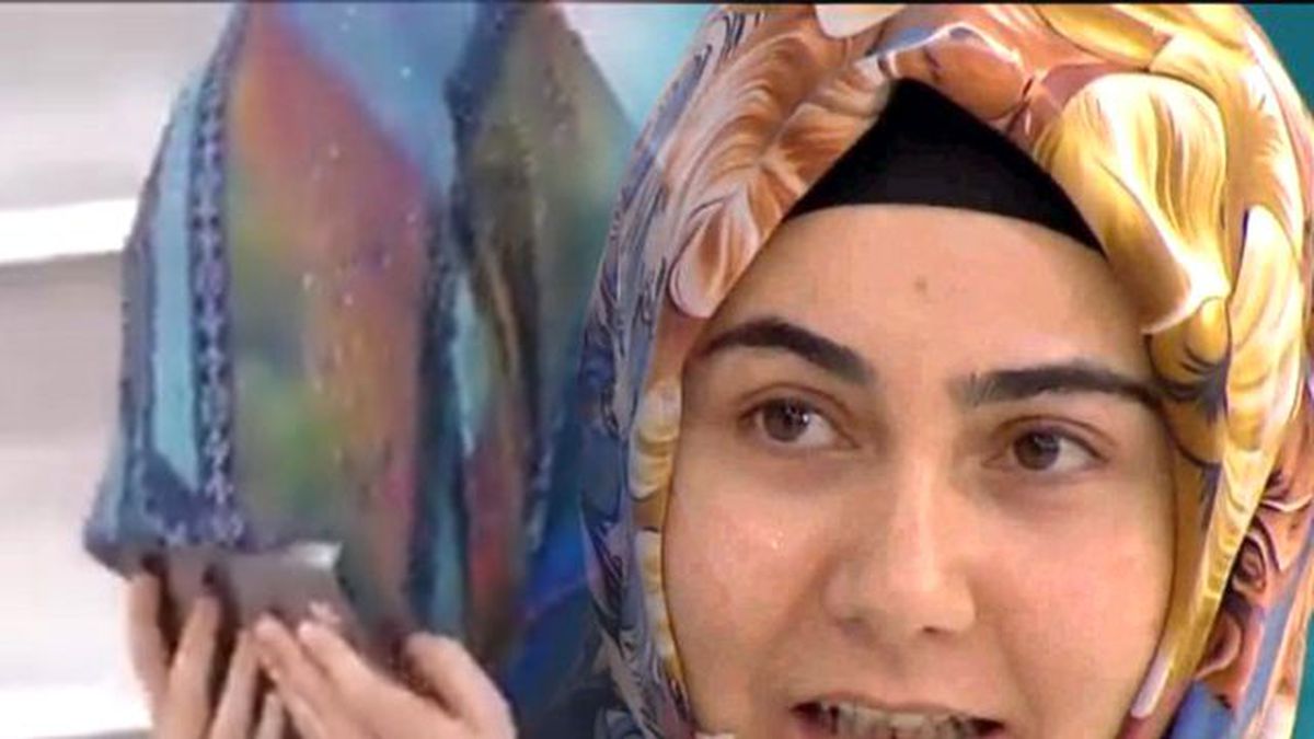 Gelin Adayı Nevruz, Tarkan'ın Albümünü Öpüp Başına Koydu