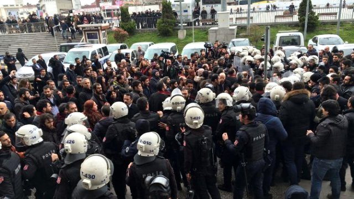 Gözaltındaki Avukatlara Destek Açıklamasına Polis Müdahalesi