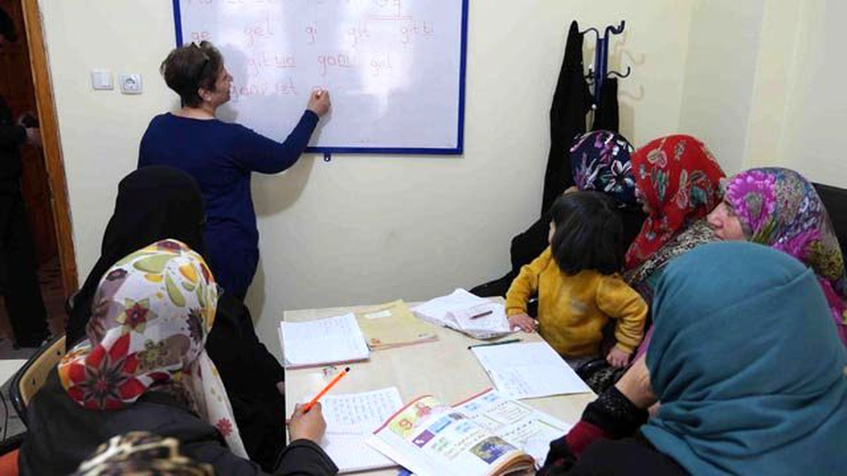Haliliye\'de Kadınlar Okuma Yazma Öğreniyor