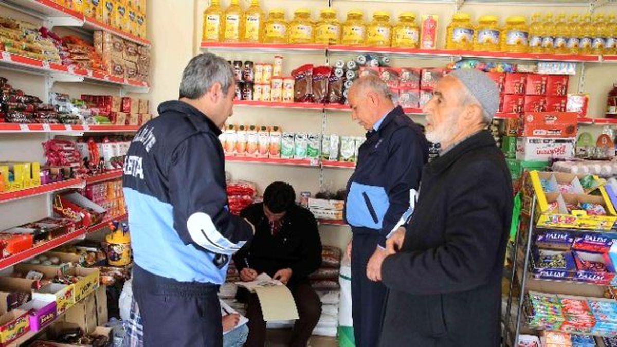 Haliliye\'de Zabıtalar Sağlıksız Gıdaların Satışına Geçit Vermiyor