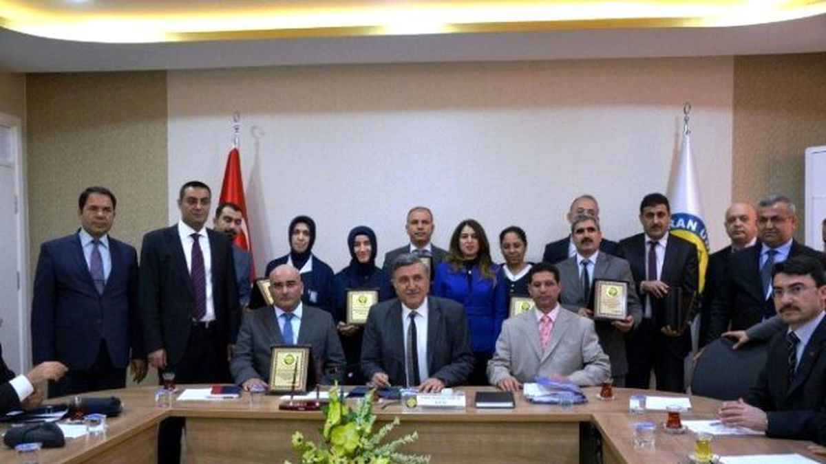 Harran Üniversitesi Rektörü Ramazan Taşaltın\'dan Hastane Yönetimine Plaket