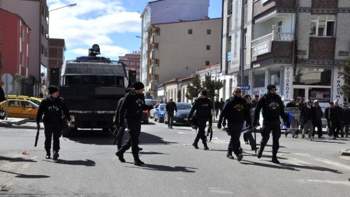 Hdp'liler Dbp Eş Genel Başkanı Yüksek'in Gözaltına Alınmasını Protesto Etti