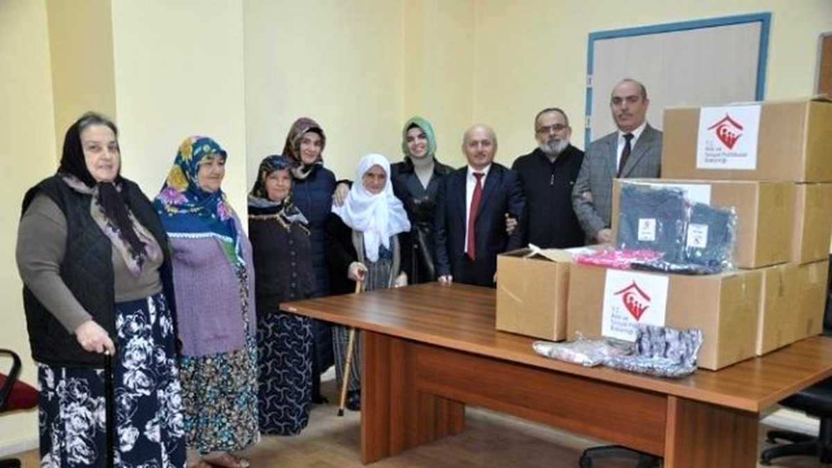 Huzurevi Sakinlerinden Suriyeli Çocuklara Yardım Malzemesi
