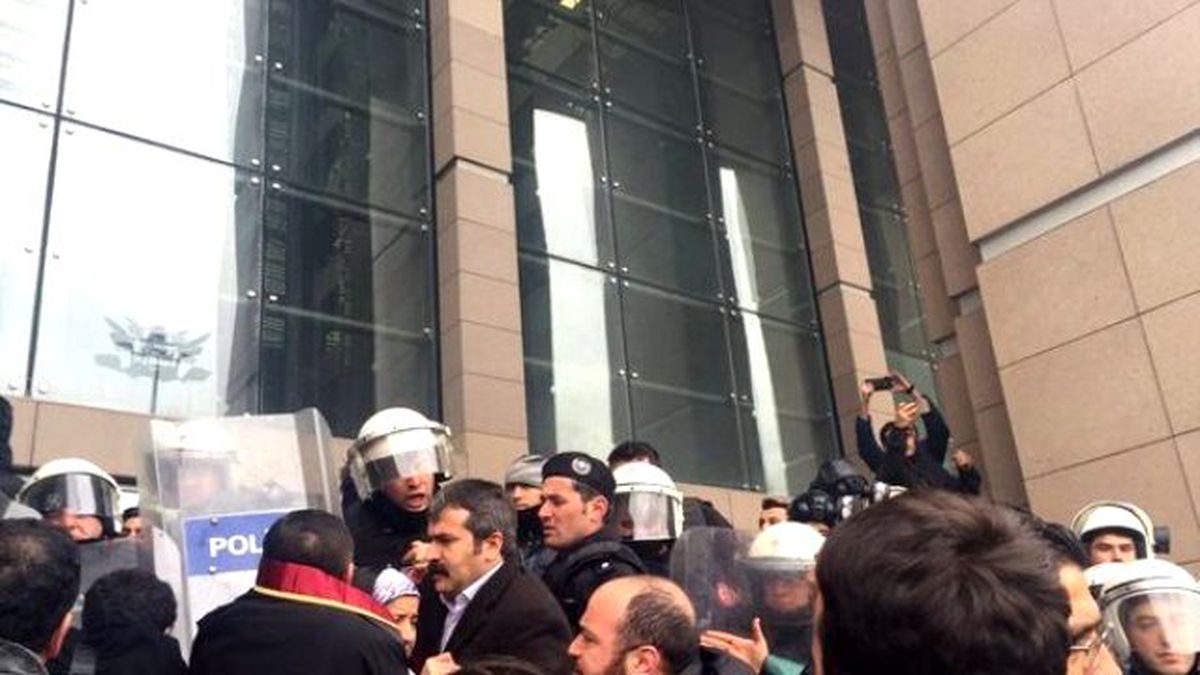 İstanbul Adalet Sarayı Önünde Avukatlara Polis Müdahalesi