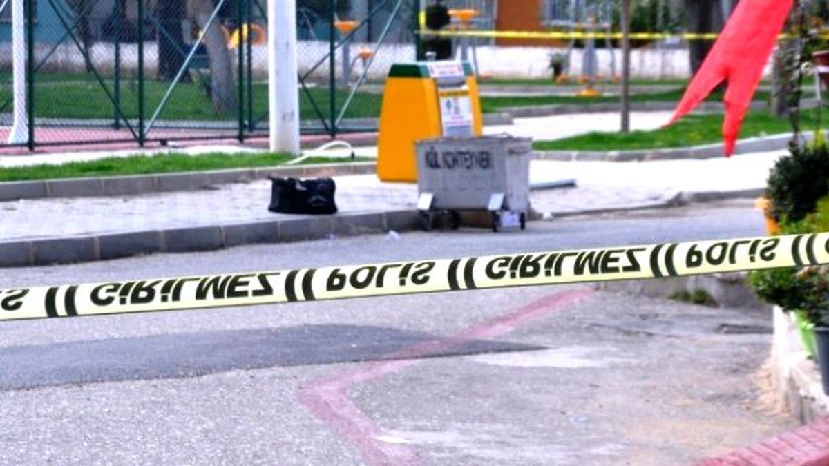 İzmir\'de Çantadan Sarkan Kablolar Polisleri Alarma Geçirdi