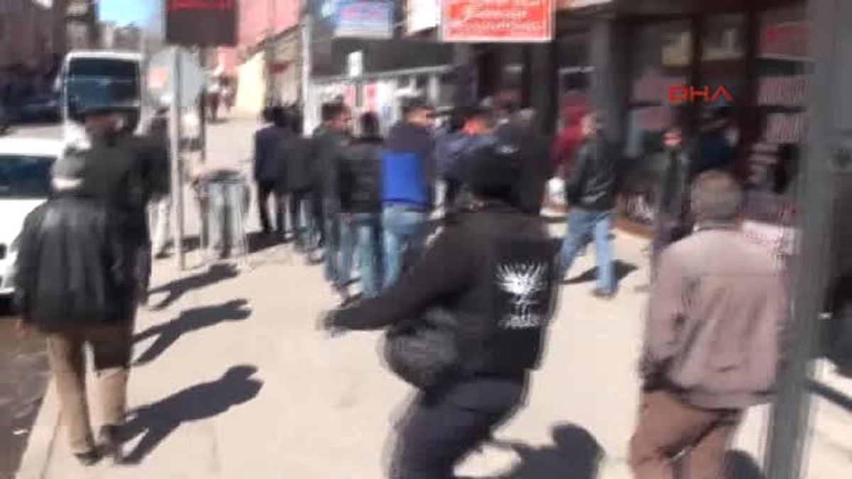 Kars Dbp Eş Genel Başkanı Kamuran Yüksek\'in Gözaltına Alınmasını Protesto Eden Partililere Polis...