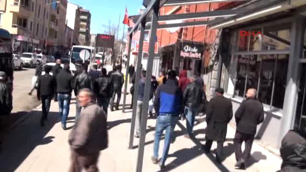 Kars Dbp Eş Genel Başkanı Kamuran Yüksek\'in Gözaltına Alınmasını Protesto Eden Partililere Polis...