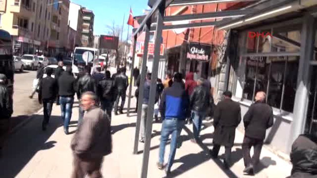 Kars Dbp Eş Genel Başkanı Kamuran Yüksek\'in Gözaltına Alınmasını Protesto Eden Partililere Polis...