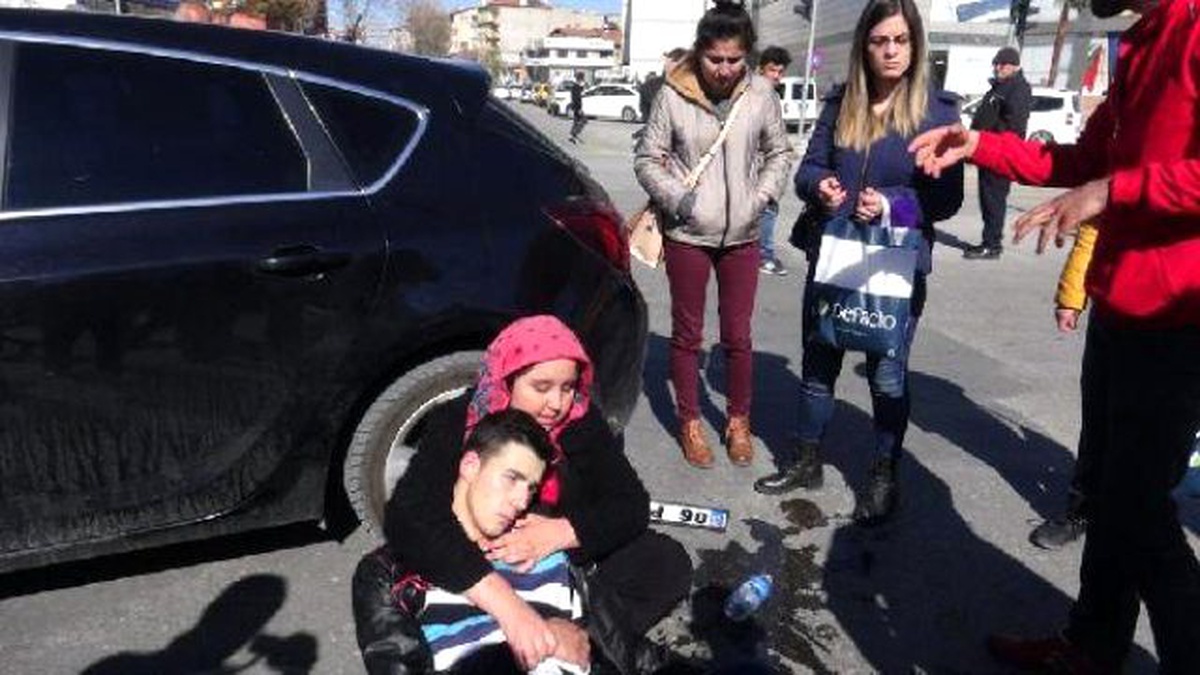 Kırmızı Işıkta Bekleyen Araca Çarpan Otomobilin Sürücüsü Şoke Oldu