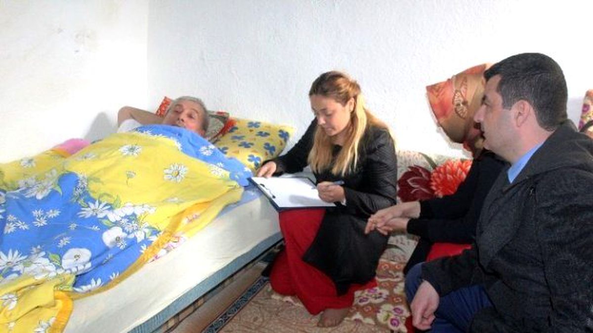 Lapseki Belediyesi İhtiyaç Sahiplerine Tekerlekli Sandalye Dağıtıyor