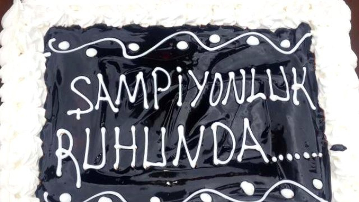 Manisasporlu Futbolculara \'Şampiyonluk Ruhunda\' Pastası
