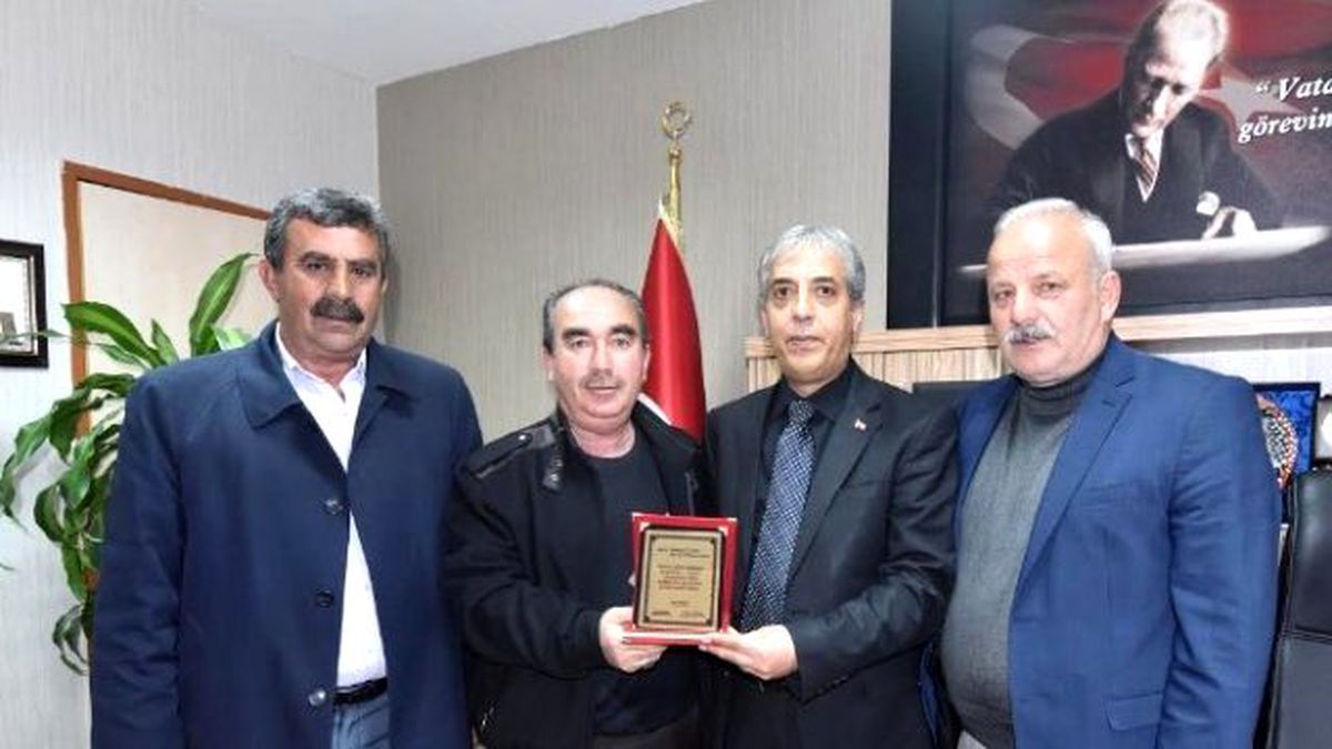 Muhtarlardan Milli Eğitim Müdürü Özden\'e Teşekkür Plaketi