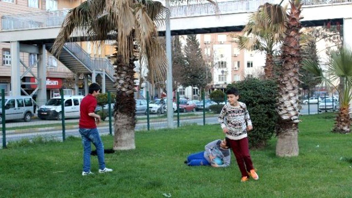 Refüjde Top Oynayan Çocuklar Yürekleri Ağza Getiriyor