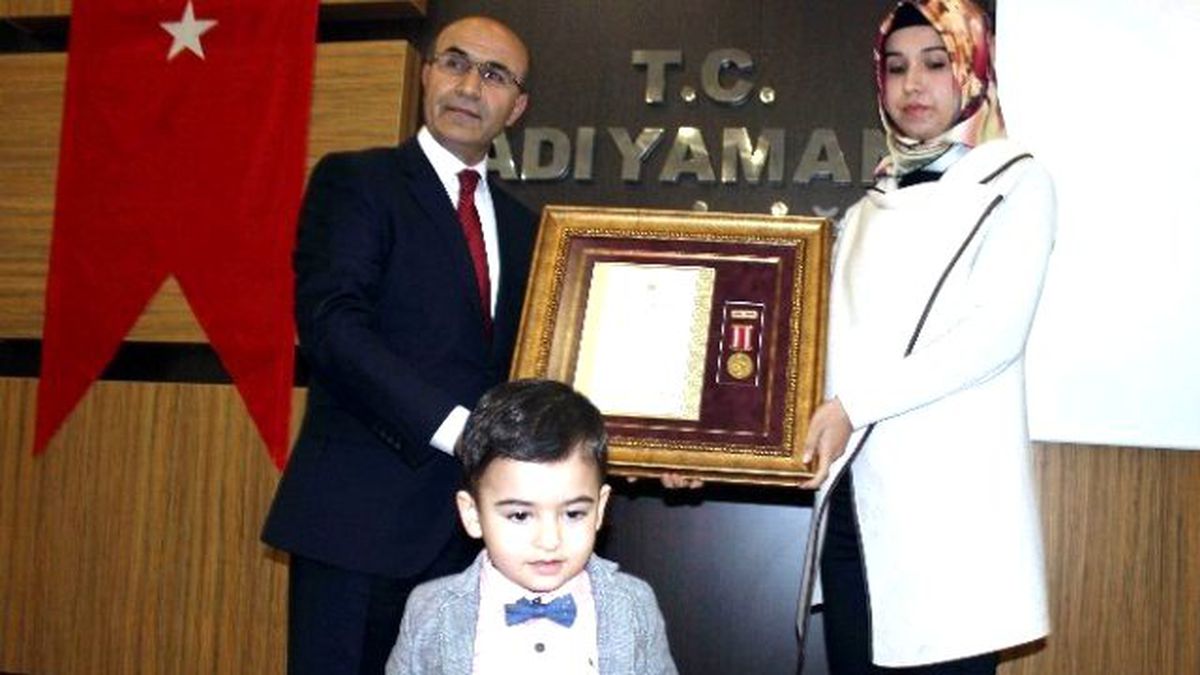 Şehit Polisin Ailesine Devlet Övünç Madalyası ve Beratı Verildi