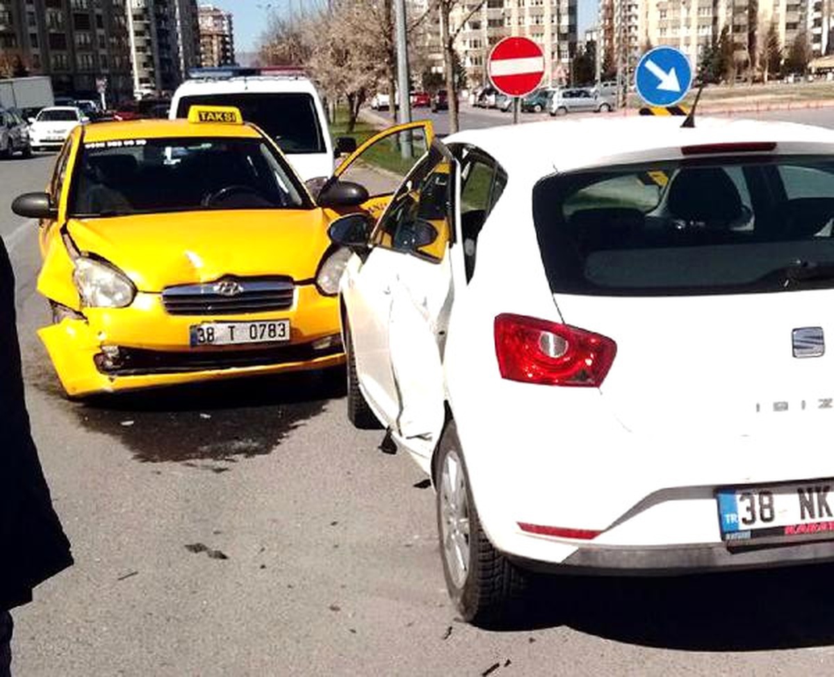 Taksi ile Otomobil Çarpıştı: 3 Yaralı