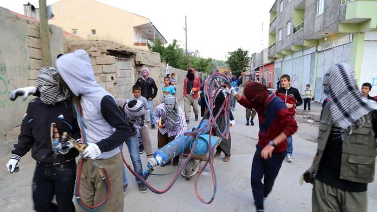 Diyarbakır'da PKK'lılar Sivillerin Arasından Polislere Ateş Açtı