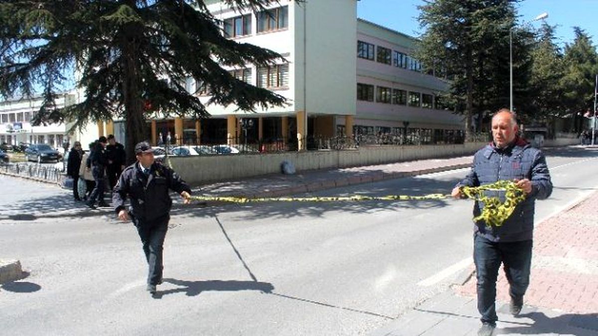 Valilik Önünde Şüpheli Paket Paniği