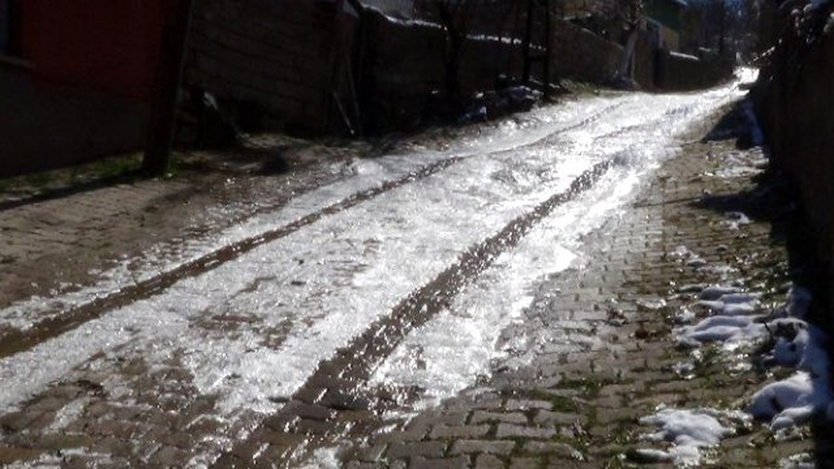 Yozgat\'ta Sürekli Patlayan Sular Vatandaşın Tepkisini Çekiyor