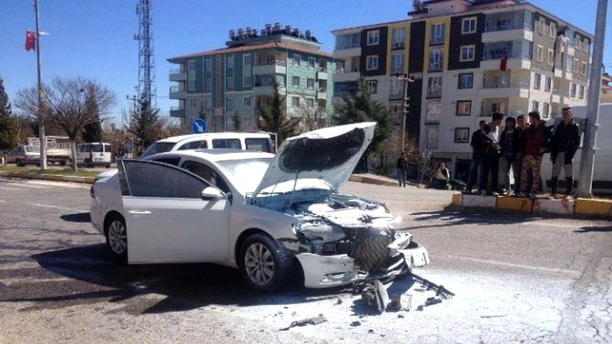 Adıyaman\'da İki Otomobil Çarpıştı