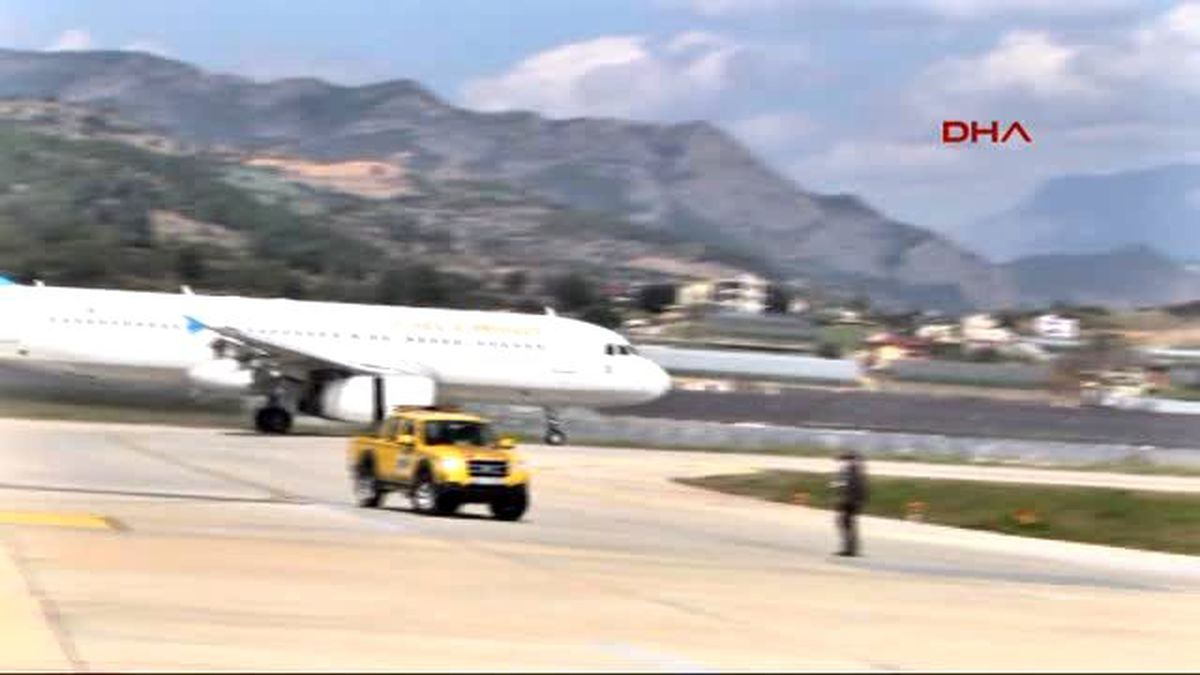 İran'dan Gelen İlk Kafile Gazipaşa-Alanya Havalimanı'na İndi