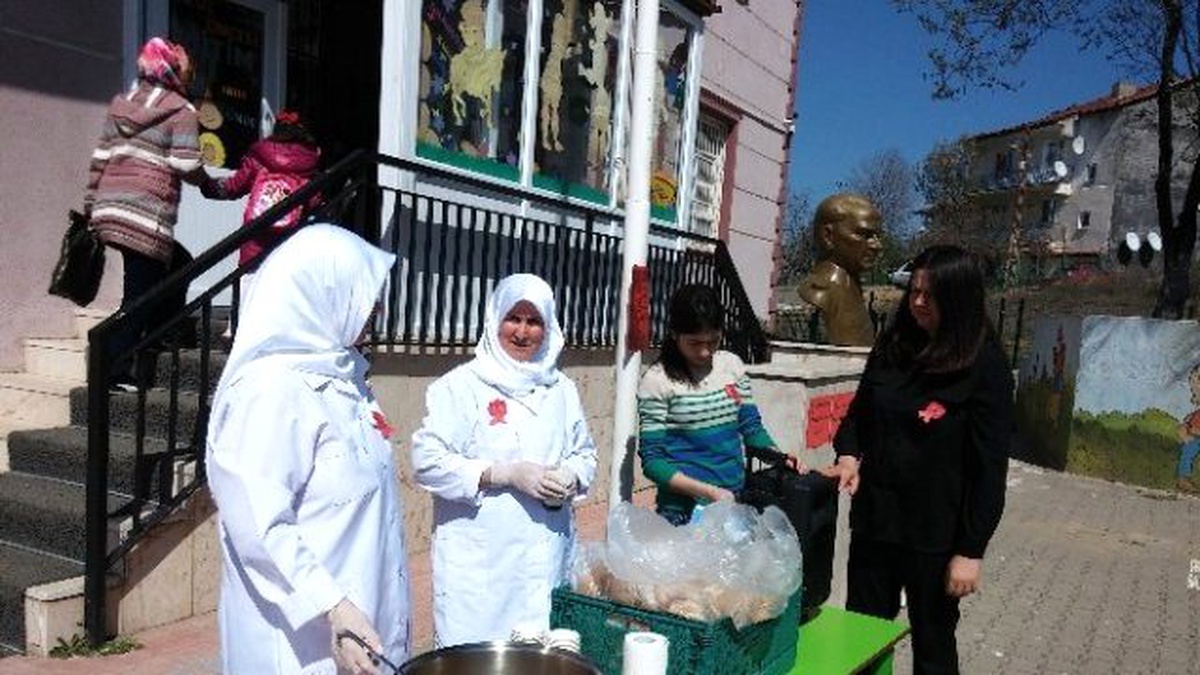 Anaokulu Öğrencileri Çanakkale Zaferi Anısına Okul Bahçesinde Hoşaf ve Ekmek Dağıttı