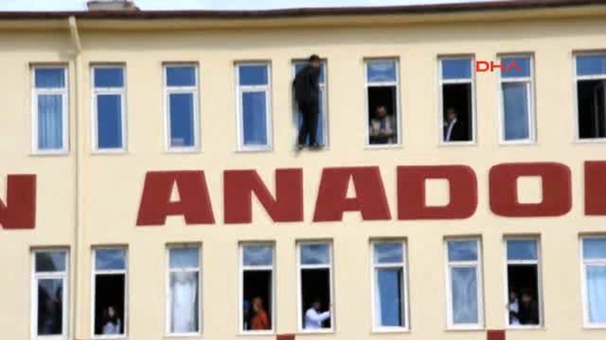 Batman İntihara Teşebbüs Eden Lisesi Arkadaşının Üzerine Düştü