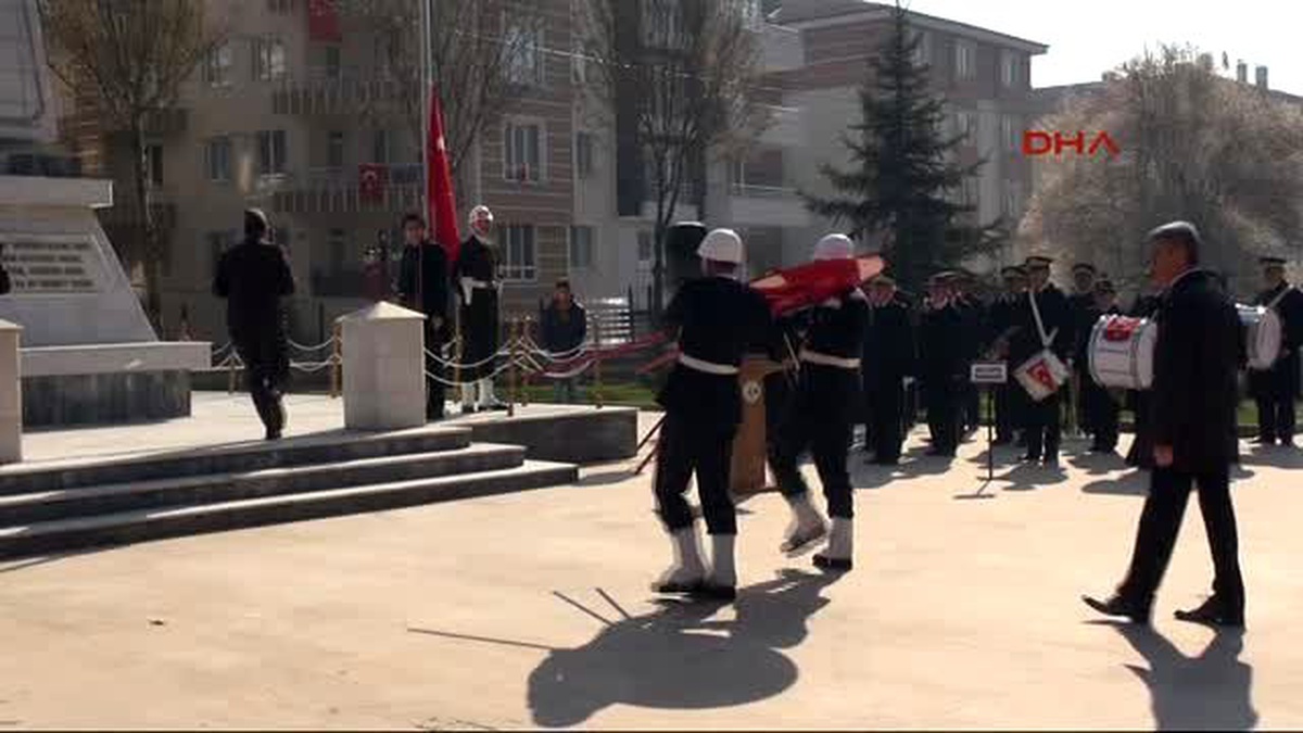 Bolu\'da Şehit Mezarlarına Karanfil Bırakıldı