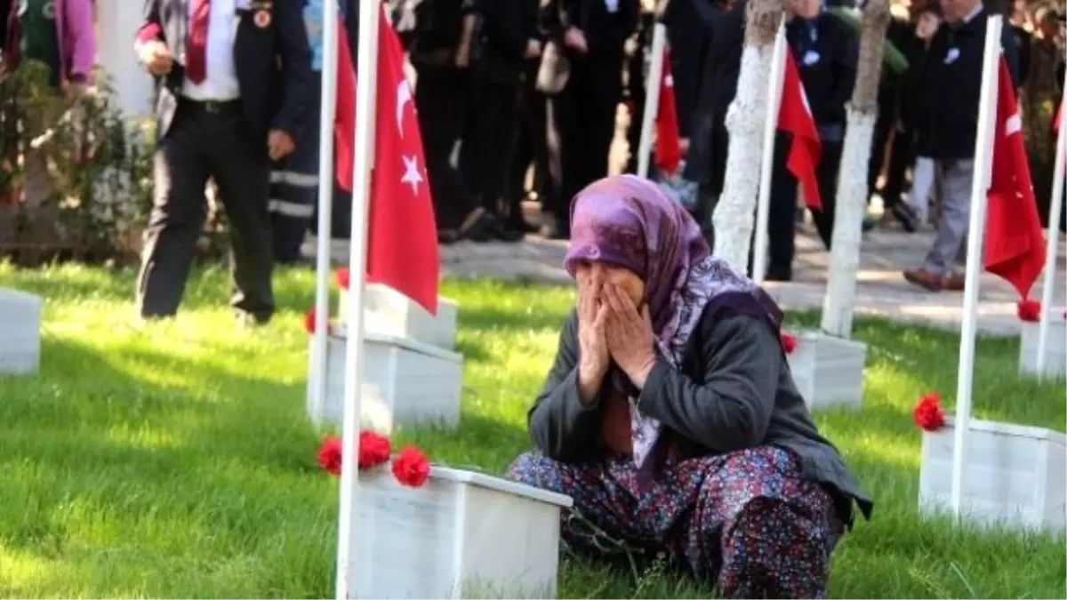 Çanakkale Türküsü Bergamalı Kadınları Ağlattı