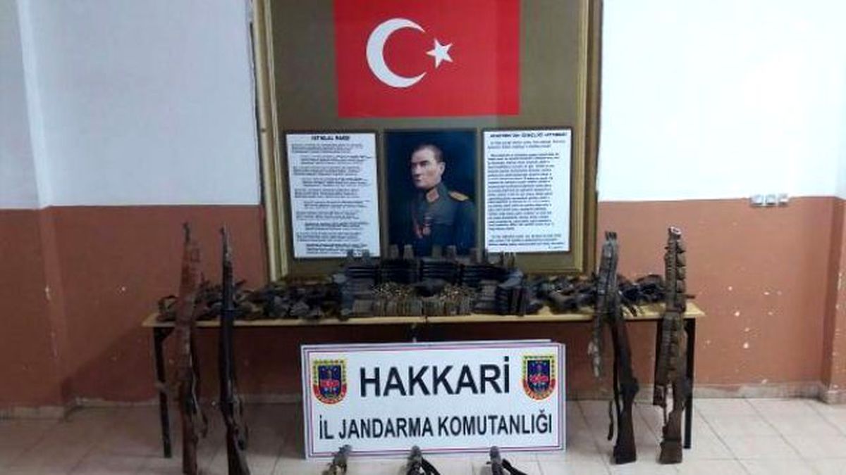 Çukurca\'da Mağarada Yapılan Aramada PKK\'ya Ait Silah ve Mühimmat Ele Geçirildi