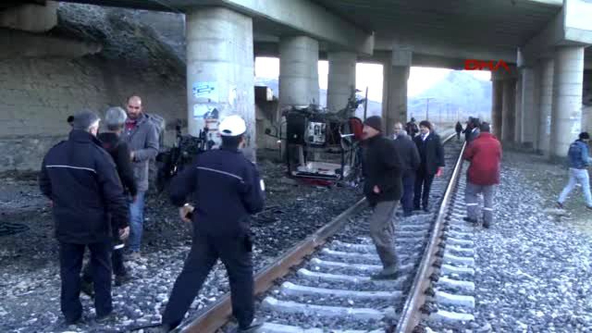 Erzincan Tren Traktörü Biçti, Sürücü Yaralandı
