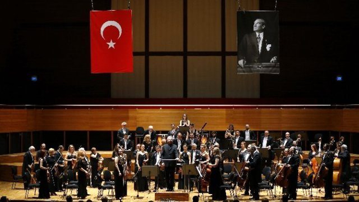 Konak\'ta Zaferin 101. Yılına Özel Konser