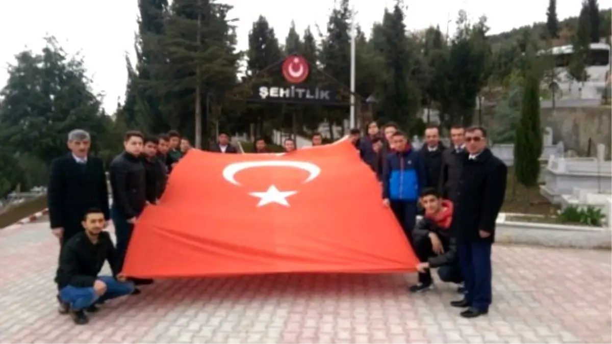 Kredi Yurtlar Kurumu Öğrencilerinden Şehitliğe Ziyaret