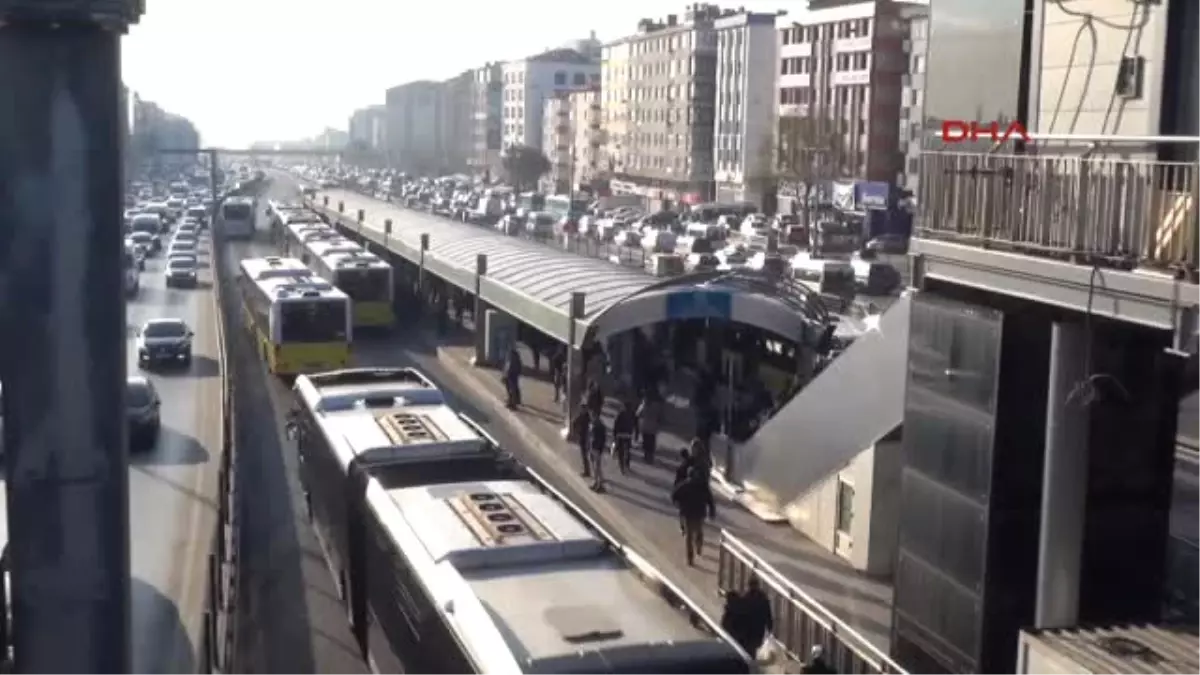 Metrobüste Oturmak İsteyenlerin Kuyruğu