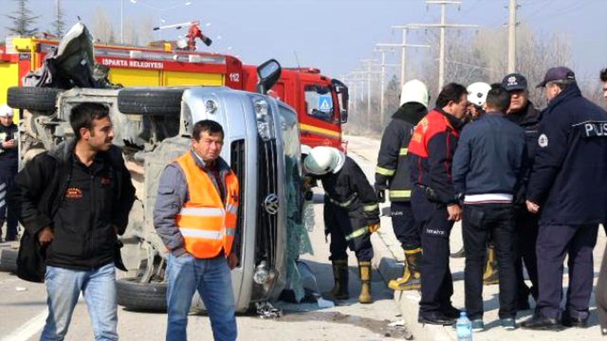 Minibüs Park Halindeki Kamyonete Çarptı: 1 Ölü, 14 Yaralı