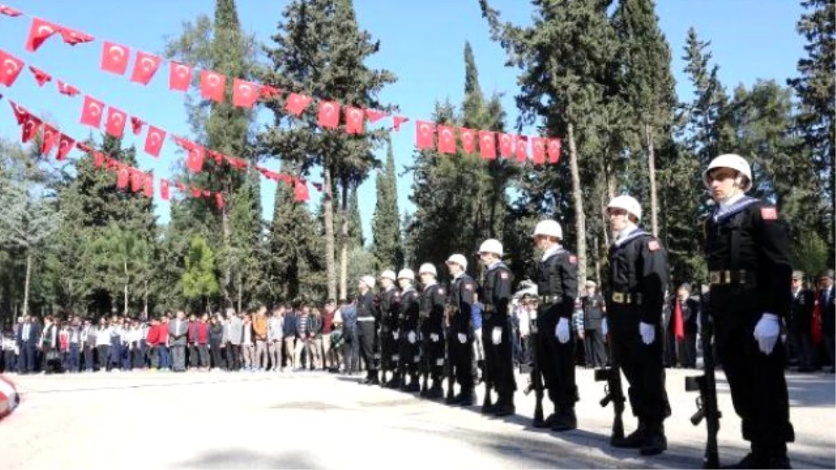 Minik Muhammed, Annesinin Kucağında Şehit Babasının Mezarını Ziyaret Etti