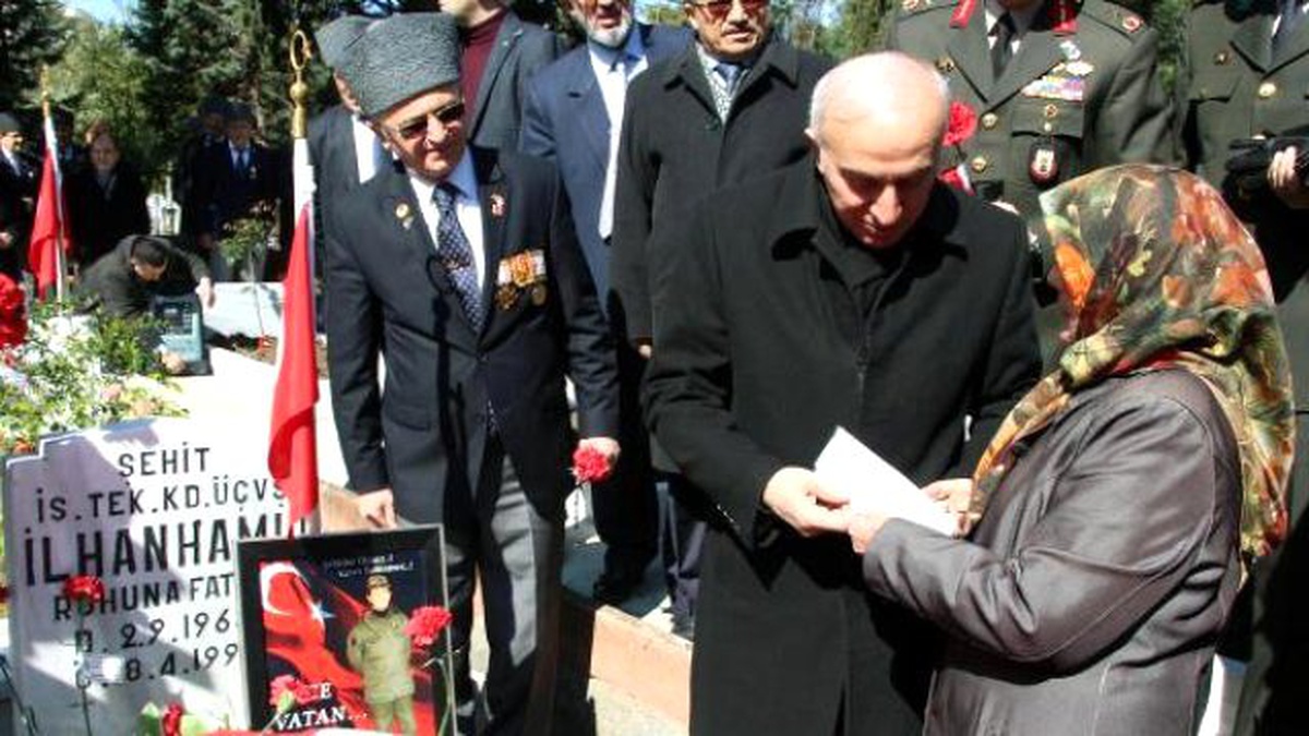 Şehit Oğlunun Adının Okuduğu Liseye Verilmesini İstedi