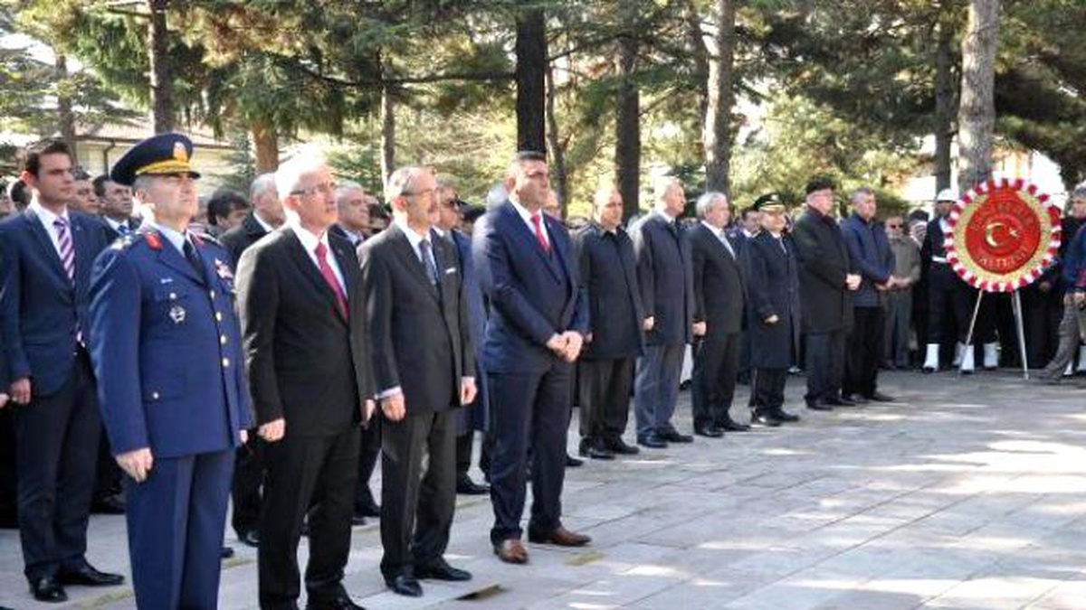 Şehitlerin Mezarlarına Karanfiller Bırakıldı