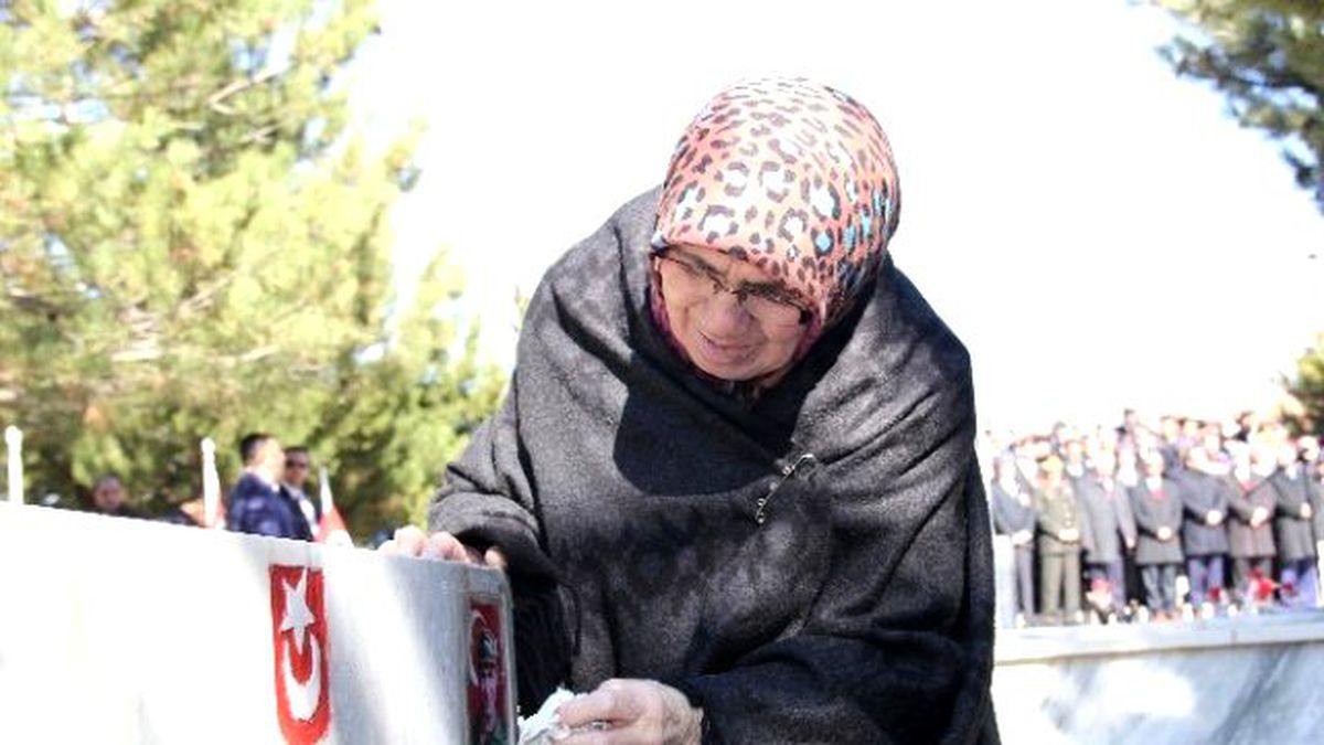 Sivas Şehitliğinde Duygusal Anma