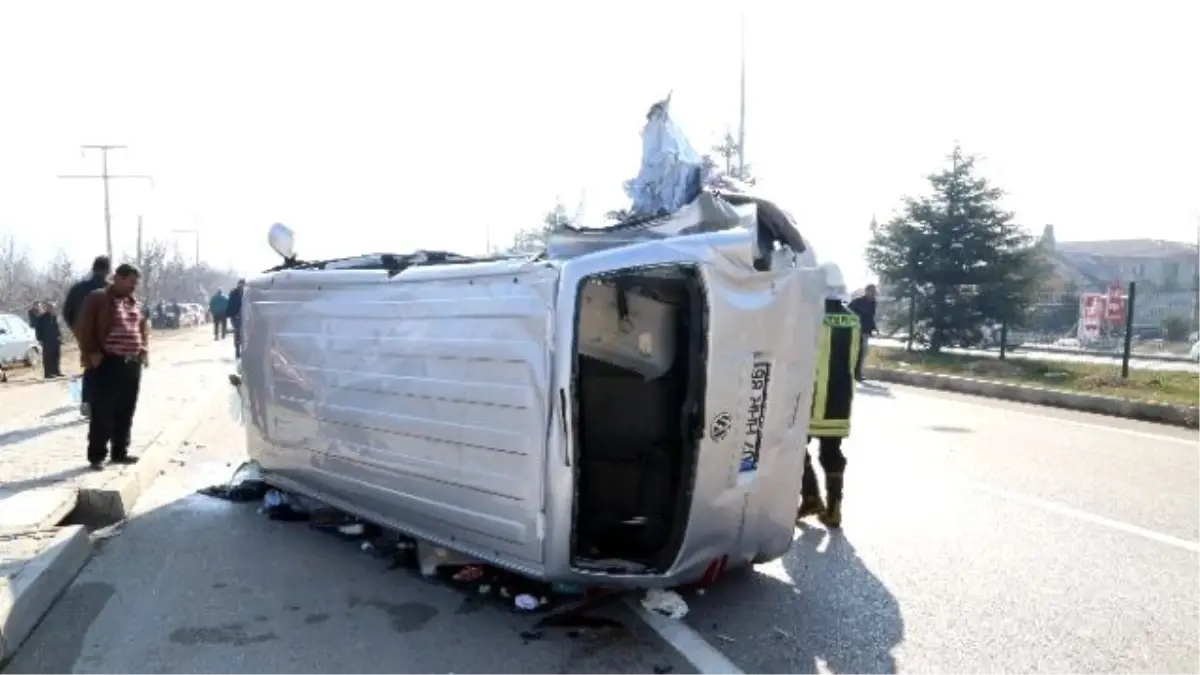 Suriyelileri Taşıyan Minibüs Kaza Yaptı: 1 Ölü, 14 Yaralı