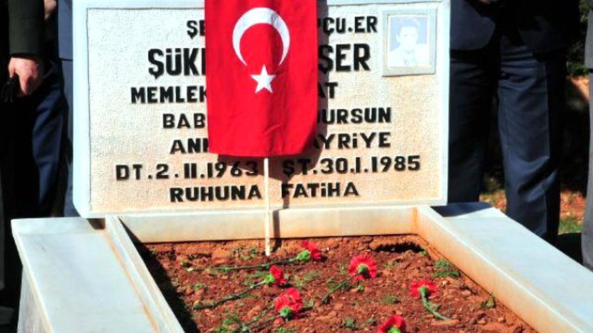 Tokat\'ta Şehit Mezarlarına Karanfil